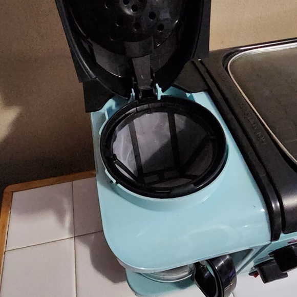 Nortalgia coffee maker/ griddle/ toaster oven all in one gently used! - Picture 6 of 6